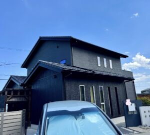 多彩柄仕上げで白から黒へイメージチェンジ　【松阪市　T様邸 】