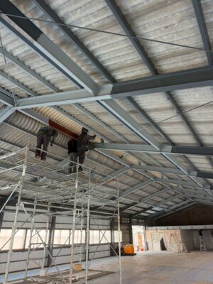 内部の鉄骨塗装中