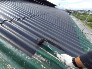 屋根塗装中