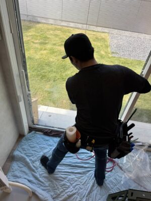 防犯フィルム施工中２