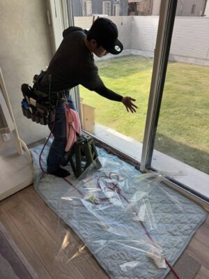 防犯フィルム施工中１