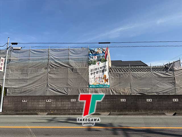 【津市 S様邸】トタン貼り替え+外壁塗装工事|ポリカ板で明るさも改善-塗装中足場