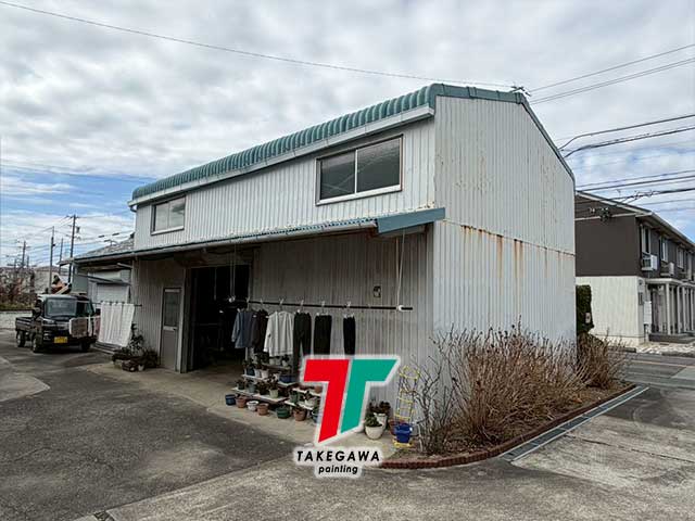 【津市 S様邸】トタン貼り替え+外壁塗装工事|ポリカ板で明るさも改善-before