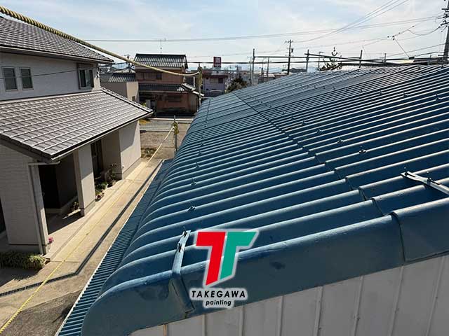 【津市 S様邸】トタン貼り替え+外壁塗装工事|ポリカ板で明るさも改善-before
