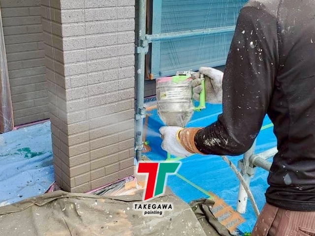 【玉城町 K様邸 外壁塗装工事】1階・多彩柄塗装 / 2階・無機塗装で高耐久&高級感に仕上げました|作業中写真